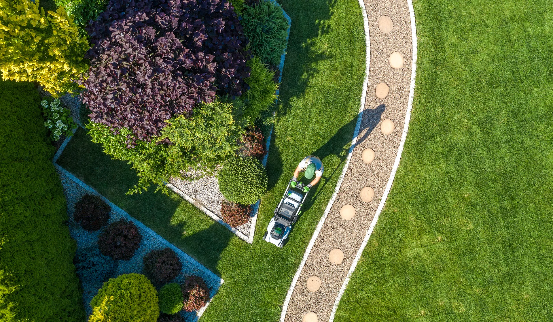 Moderne Gartengestaltung mit Steinweg und Ziersträuchern