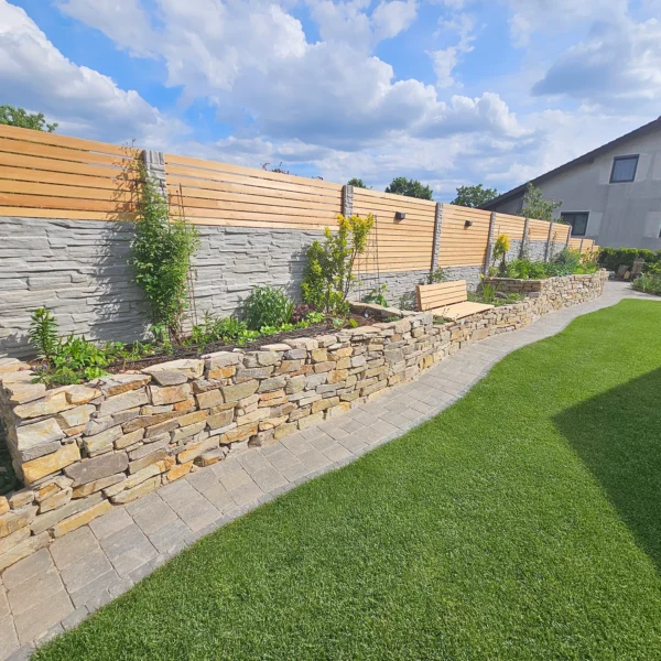 Gartenzaun mit Beton mit Holz